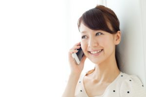 電話する妻